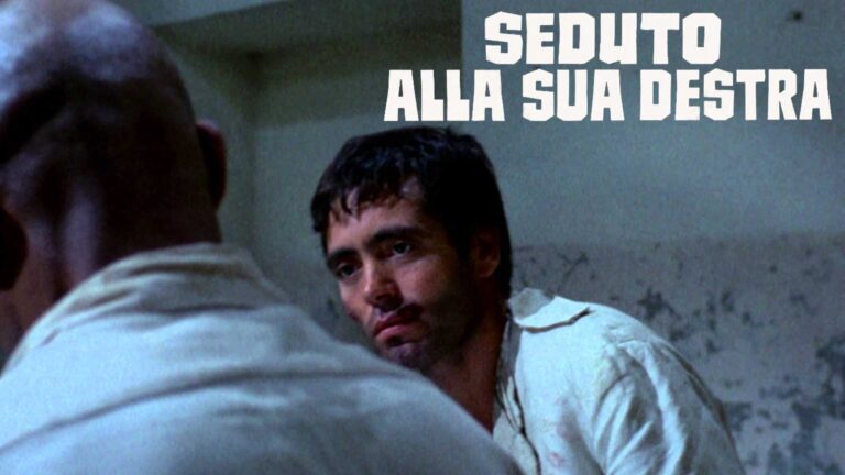 Seduto alla sua destra